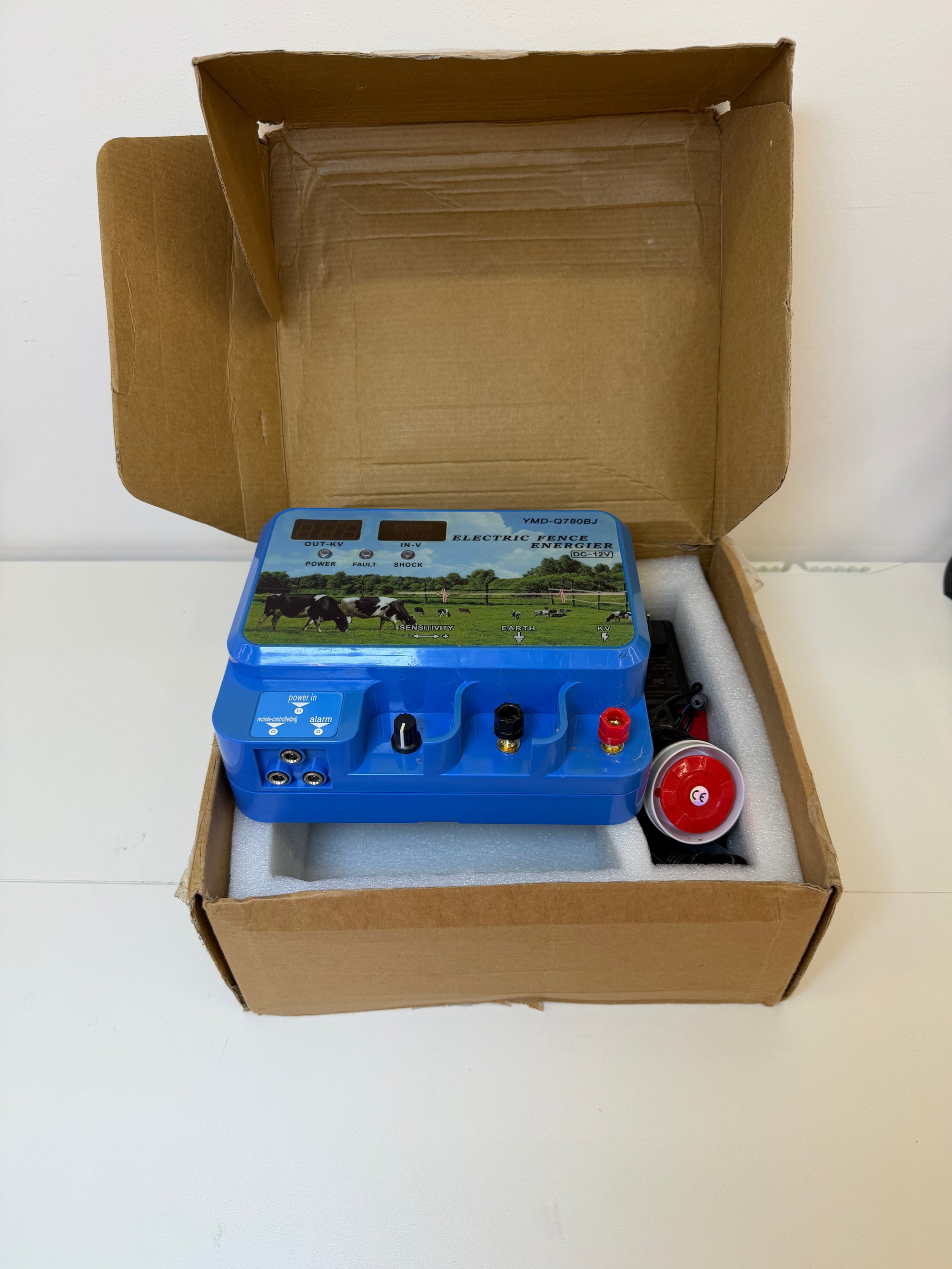15.5J Electric Fence Charger, 15.5 Joules 600 Acres, AC DC 2 in 1 Powered Supply, Input 12V Output 12KV, with Display Remote and Alarm, Keep Out Predators, Contain Cattle Cow and Livestock